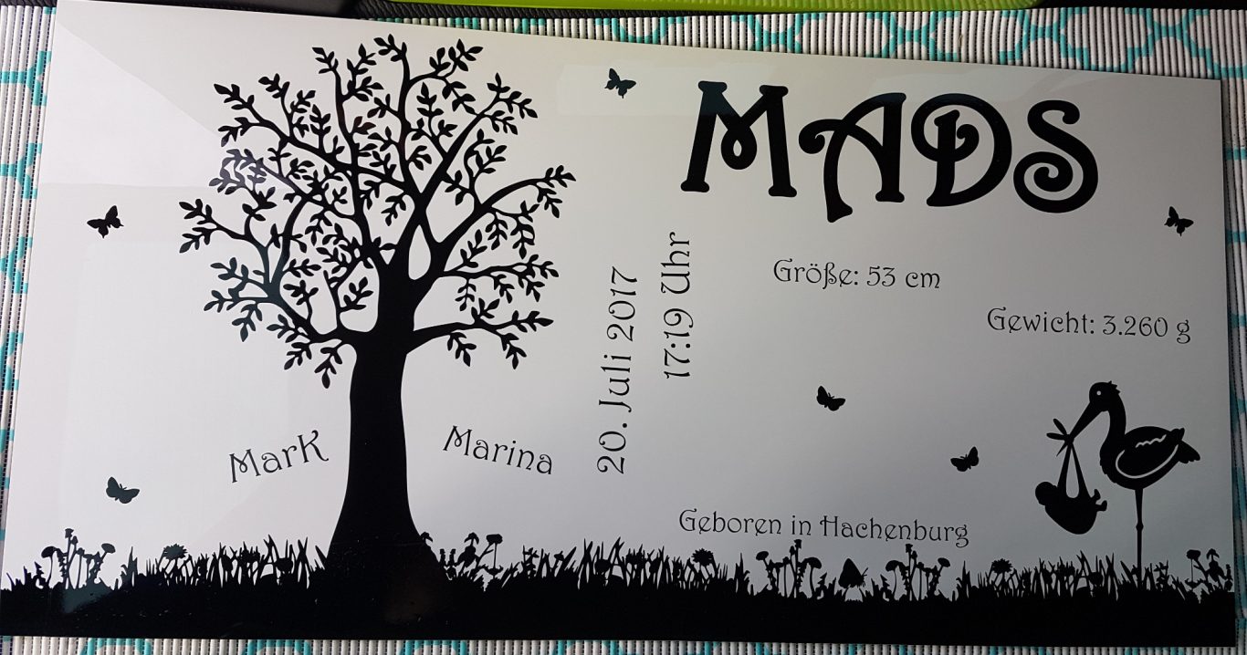 große Fliese mit Geburtsdaten